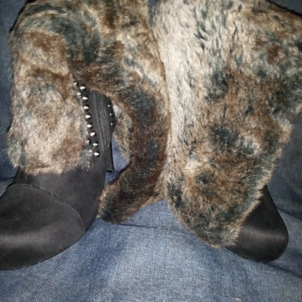 " FURRY INTENTIONS " Sleek Pointed Toe and Classic Stiletto Heel ( BRAND NEW !!!